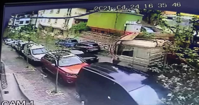 Kağıthane’de yokuşta kayan tır 4 otomobile çarptı
