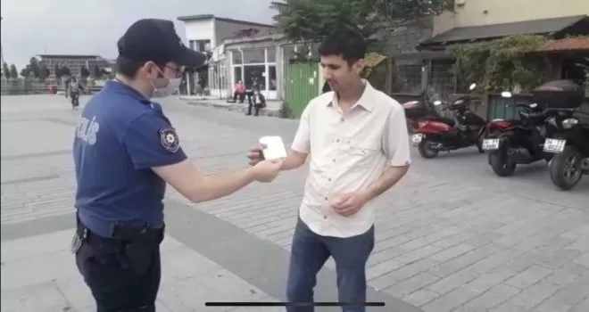 Kağıthane polisi vatandaşa maske dağıttı
