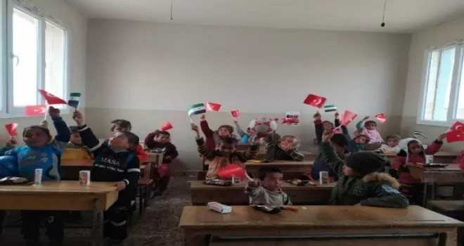 Kahraman Mehmetçik çocukların yüzünü güldürdü
