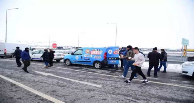 Kahramankazan Belediyesi’nden yolda kalan sürücülere çorba ikramı
