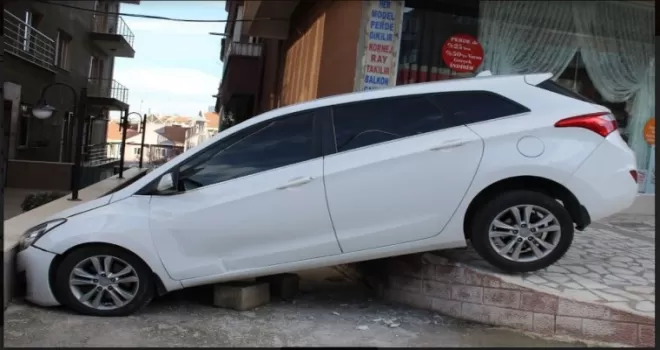 Kalp krizi geçiren sürücünün kaza anı kamerada
