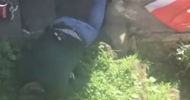 Kalp krizi geçiren vatandaş merdivenlerden yuvarlandı