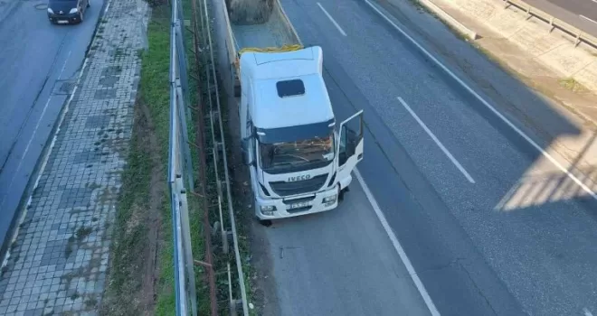 Kamyon kupası üzerine devrildi
