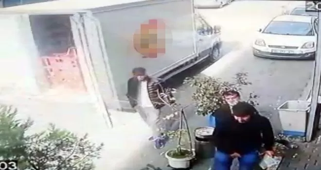 Kamyonetin açık unutulan kasa kapağı dehşeti yaşattı
