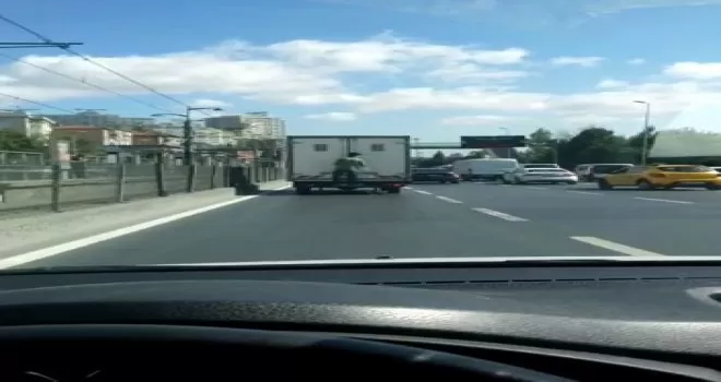 Kamyonetin kasasında tehlikeli yolculuk kamerada
