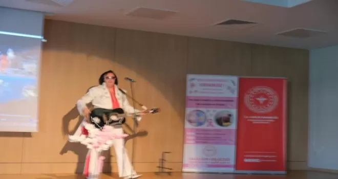 Kanseri yenen eşine konser sürprizi yaptı
