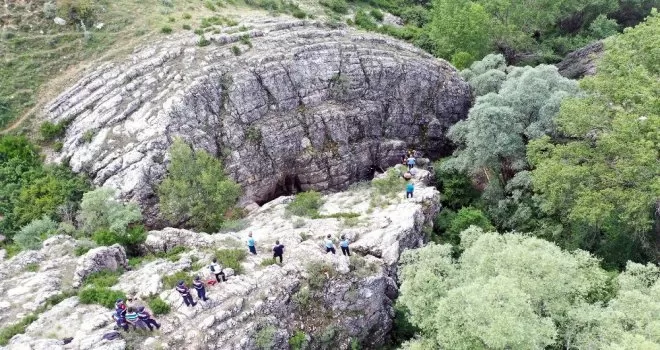 Kanyonda mahsur kalan hamile ineği itfaiye kurtardı
