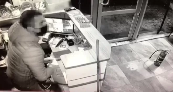 Kapısını zorlayarak içeri girdi, kasadan para çaldı

