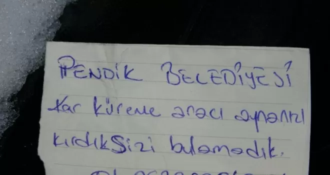 Kar küreme ekibinin aracın camına bıraktığı not gündem oldu

