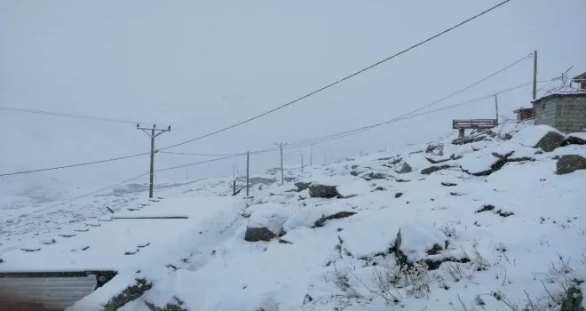 Kar Rize’nin yaylalarını beyaza bürüdü
