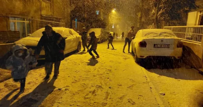 Kar yağışını görünce parka çıkıp halay çektiler

