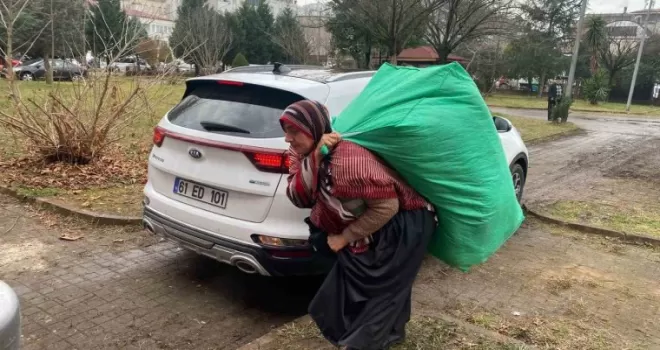 Karadeniz kadını bu kez yardım çuvallarını yüklendi
