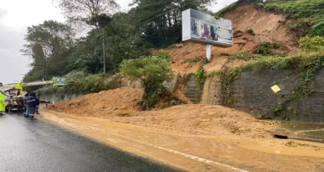 Karadeniz sahil yolunda heyelan