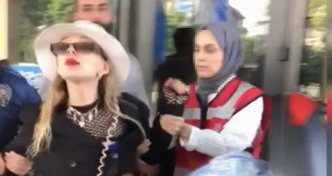 Karakolu birbirine katan kadın kameraya yansıdı
