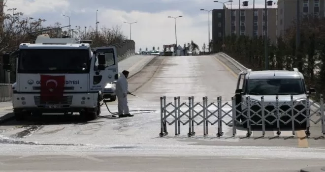 Karantina alanına giren araçlar çıkışta dezenfekte ediliyor
