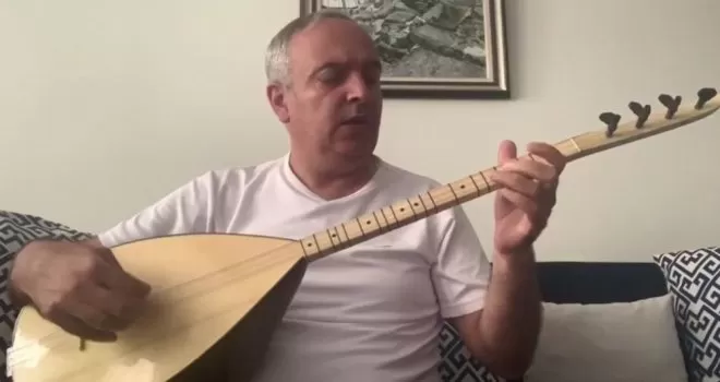 Karantinada olan belediye başkanı bağlamasıyla konser verdi
