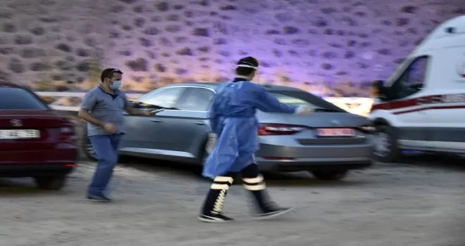 Karantinada olması gerekirken yola çıkınca trafik ekiplerine yakalandı
