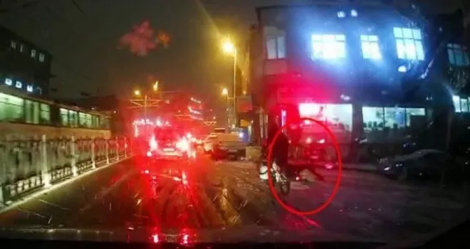 Karda ayağı kayıp düştü, o anlar kamerada
