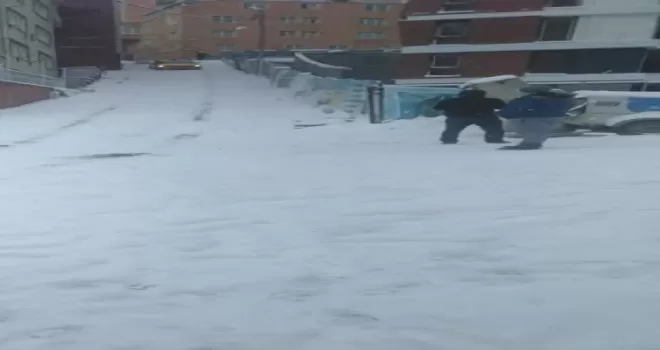 Karda kayan taksiden atlayan yolcu kamerada
