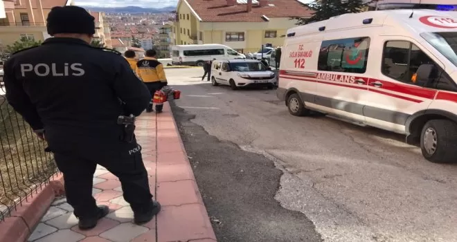 Karısını öldürüp, çocuğunun yanında kendini vurdu
