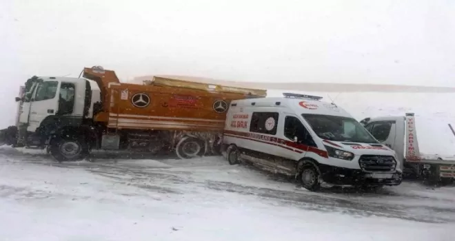 Karlı yolda kayan araçlar ambulansa çarptı
