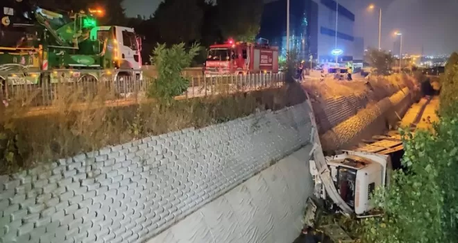 Karpuz yüklü kamyon bariyerleri aşarak dereye düştü
