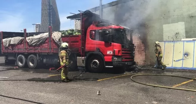 Karpuz yüklü tır alev alev yandı
