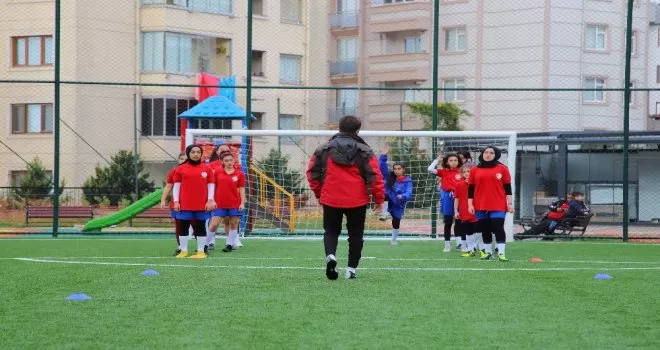 Kartal Belediyesi’nin 6 branşta verdiği spor eğitimleri devam ediyor
