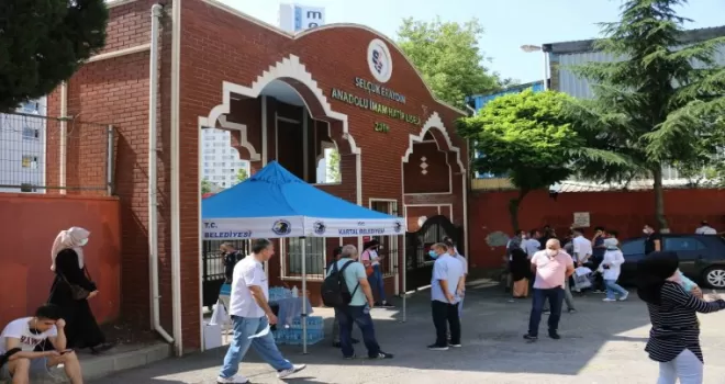 Kartal Belediyesi, YKS sınavına giren öğrencileri yalnız bırakmadı

