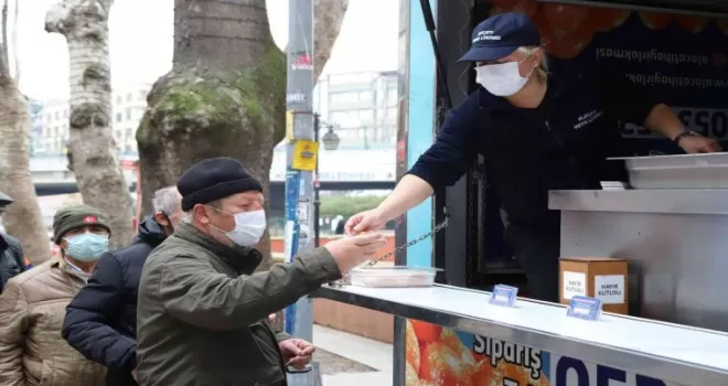 Kartal Belediyesinden vatandaşlara kandil simidi ve hayır lokması ikramı
