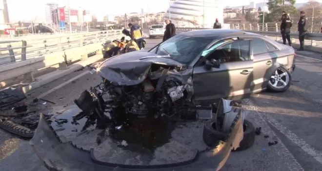 Kartal’da bariyerlere çarpan otomobil sürücüsü yaralandı
