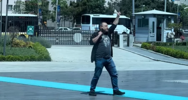 Kartal’da Başsavcı’ya mektup iletmek isteyen şahıs boynuna silah dayadı
