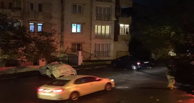 Kartal’da bir apartmanın istinat duvarı çöktü

