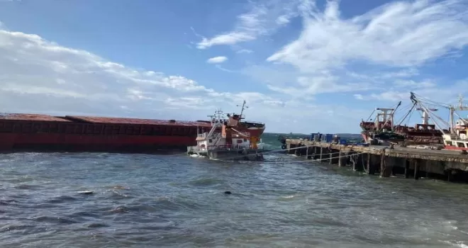 Kartal’da bir gemi battı, başka bir gemi de batan gemiye yaslandı
