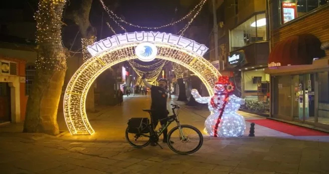 Kartal’da cadde ve meydanlar yeni yıl için süslendi
