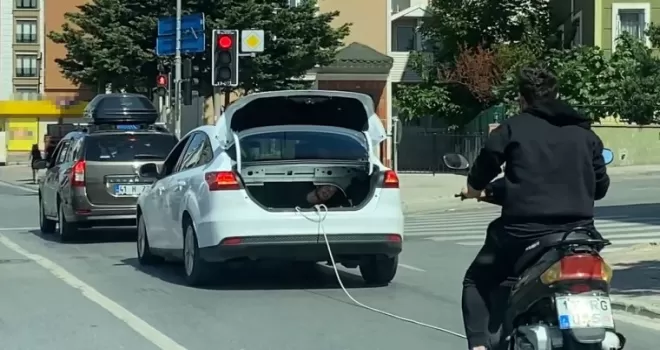 Kartal’da ilginç anlar: Motosiklet çeken aracın bagajından çıktı
