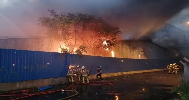 Kartal’da kağıt fabrikası alev alev yandı
