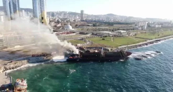 Kartal’da karaya oturan gemi alev alev yandı
