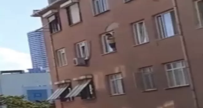 Kartal’da küçük çocuğun camdaki tehlikeli oyunu yürekleri ağza getirdi
