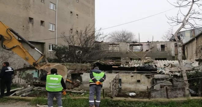 Kartal’da metruk yapıların yıkımı devam ediyor
