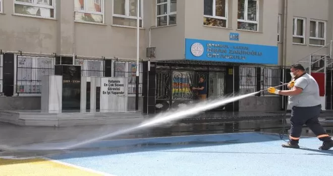 Kartal’da okullar, LGS sınavı öncesi köşe bucak dezenfekte edildi
