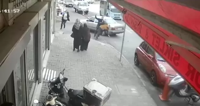Kartal’da polisten kaçan sürücü, 2 yayayı teğet geçip baklavacıya daldı
