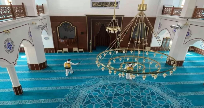Kartal’da Ramazan ayının ilk gününde camiler dezenfekte edildi
