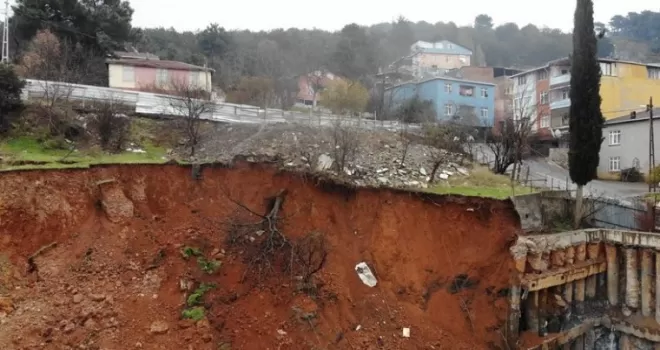 Kartal’da şiddetli yağış inşaatta toprak kaymasına neden oldu
