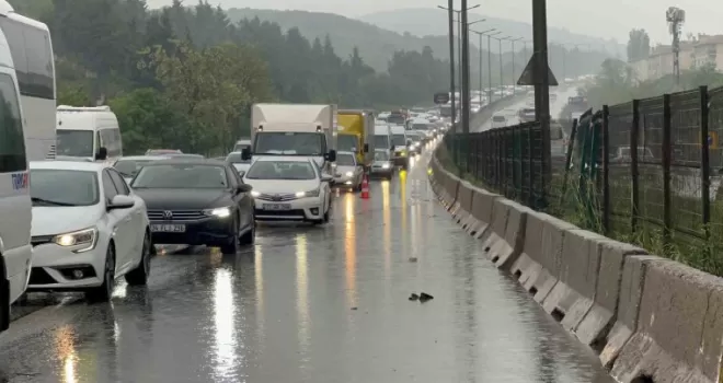 Kartal’da su birikintisinden ötürü kontrolden çıkan araç takla attı
