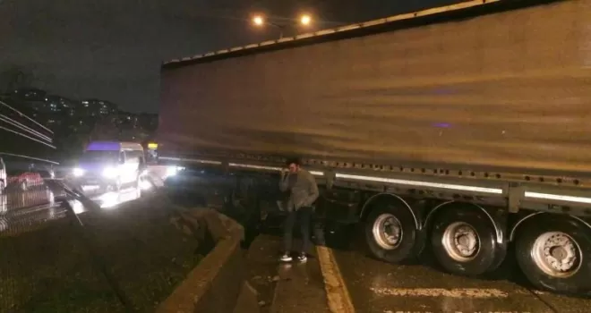 Kartal’da tır ile servis minibüsü çarpıştı: 1 yaralı
