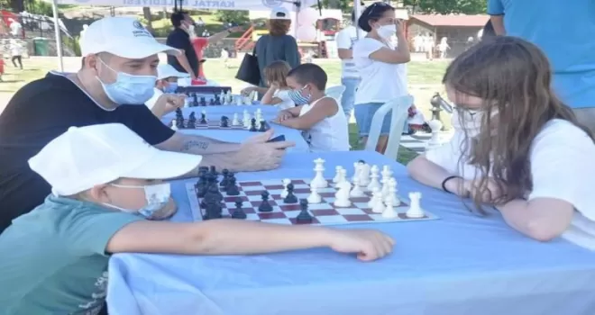 Kartallı çocuklara bayram öncesi şenlik hediyesi

