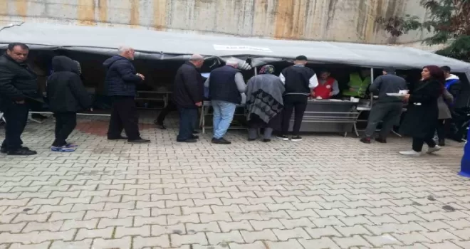 Kaş’ta depremzedelere sıcak yemek desteği
