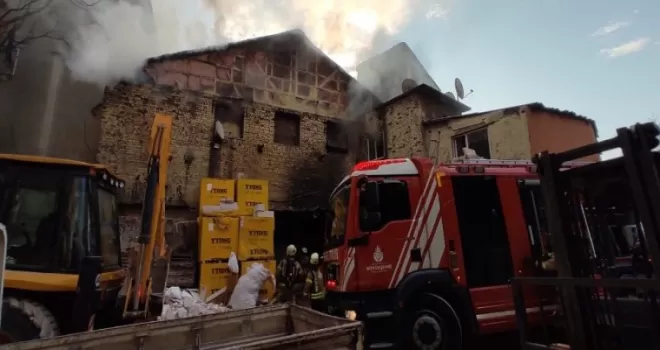 Kasımpaşa’da inşaat malzemesi deposunda çıkan yangın korkuttu
