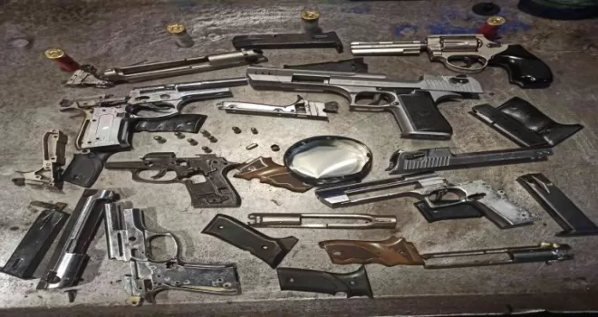 Kasten yaralama suçundan aranan şahsın iş yeri kaçak silah imalathanesi çıktı